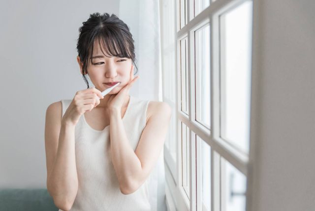 歯を磨く女性