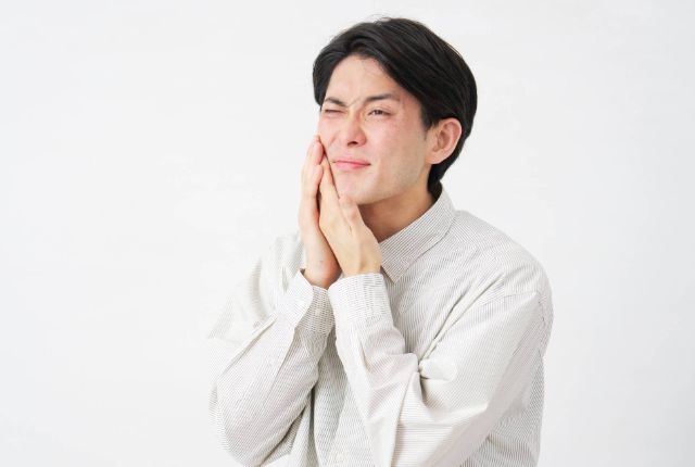 歯の痛みを感じる男性