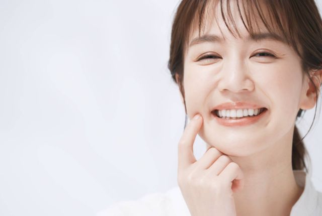 白い歯を見せる女性