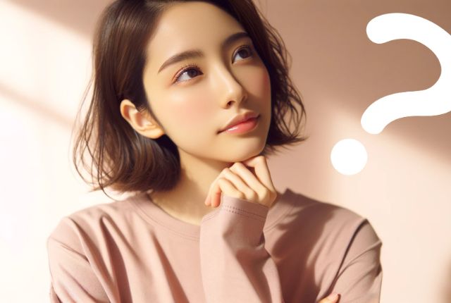 首をかしげる女性